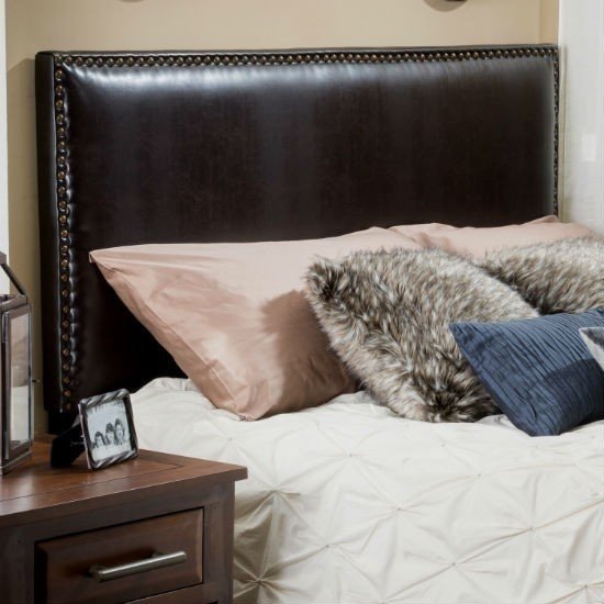 Кровать с кожаным изголовьем коричневая