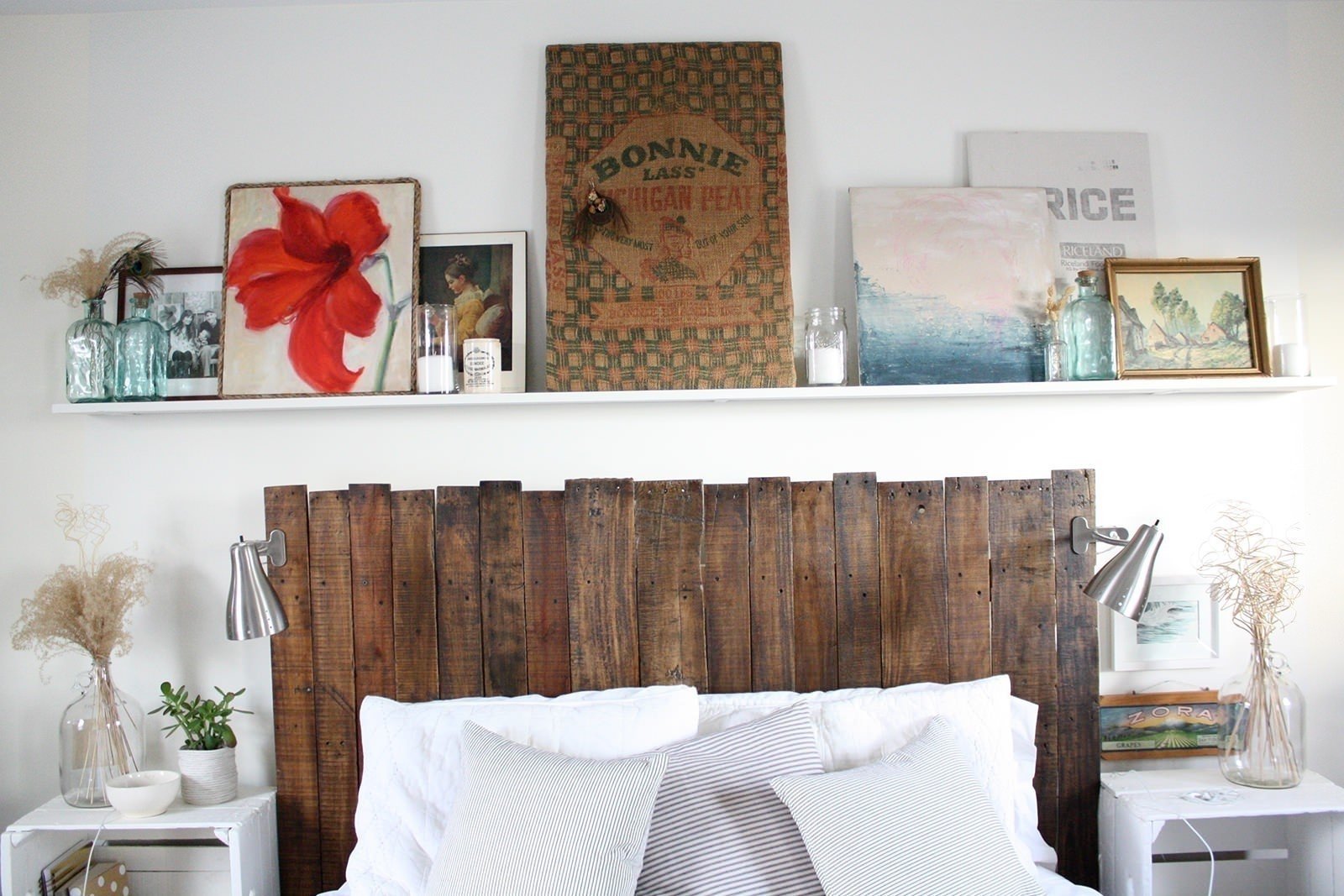 Винтажная кровать с деревянным изголовьем