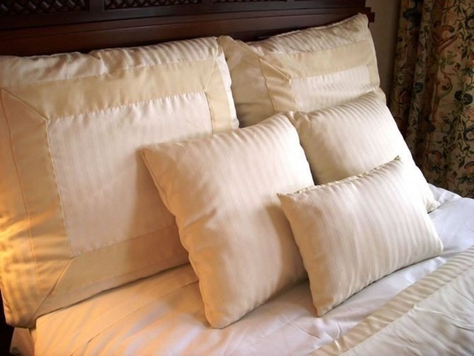 Кровать с разными подушками