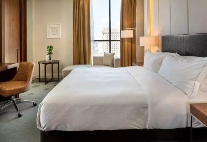 Заправленная кровать в отеле