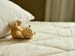 Мишка лежащий на кровати жуткая эстетика