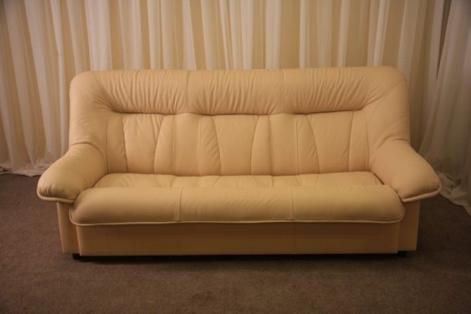 Кремовый кожаный диван