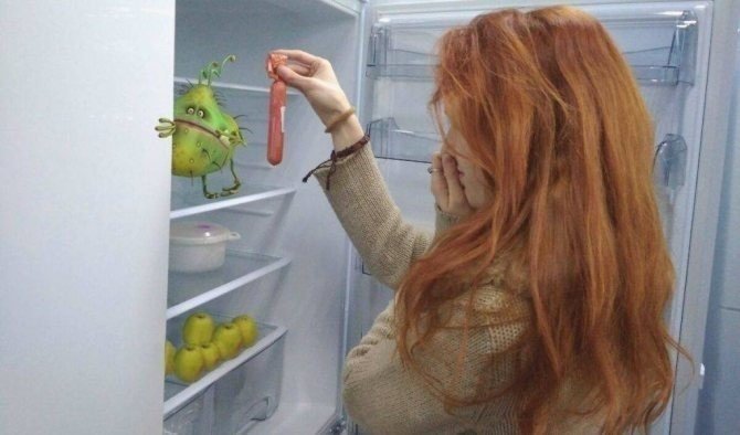Девушка заглядывает в холодильник