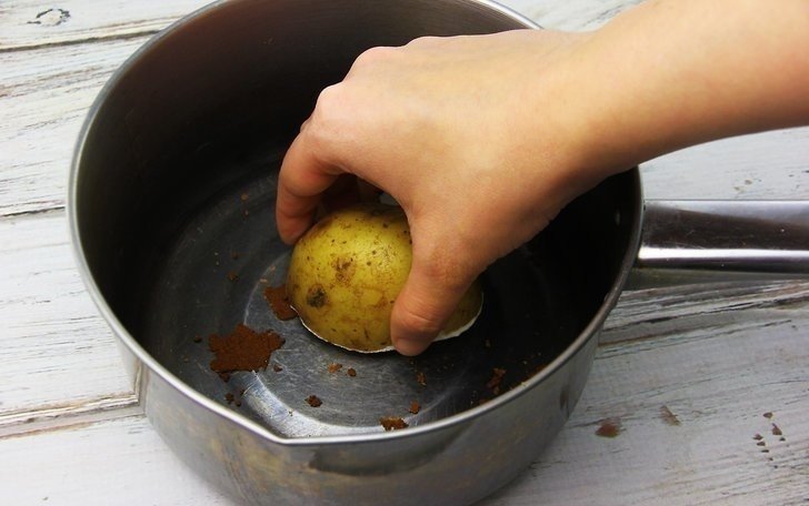 Смазываем картофелем сковороду