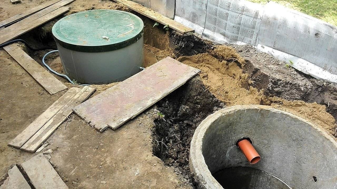 Канализационные трубы в частном доме в яме