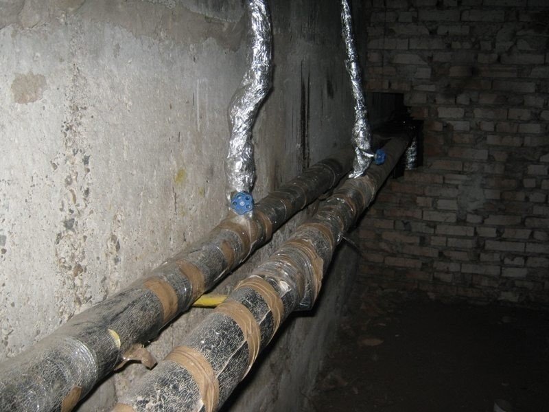 Канализационная труба в подвале