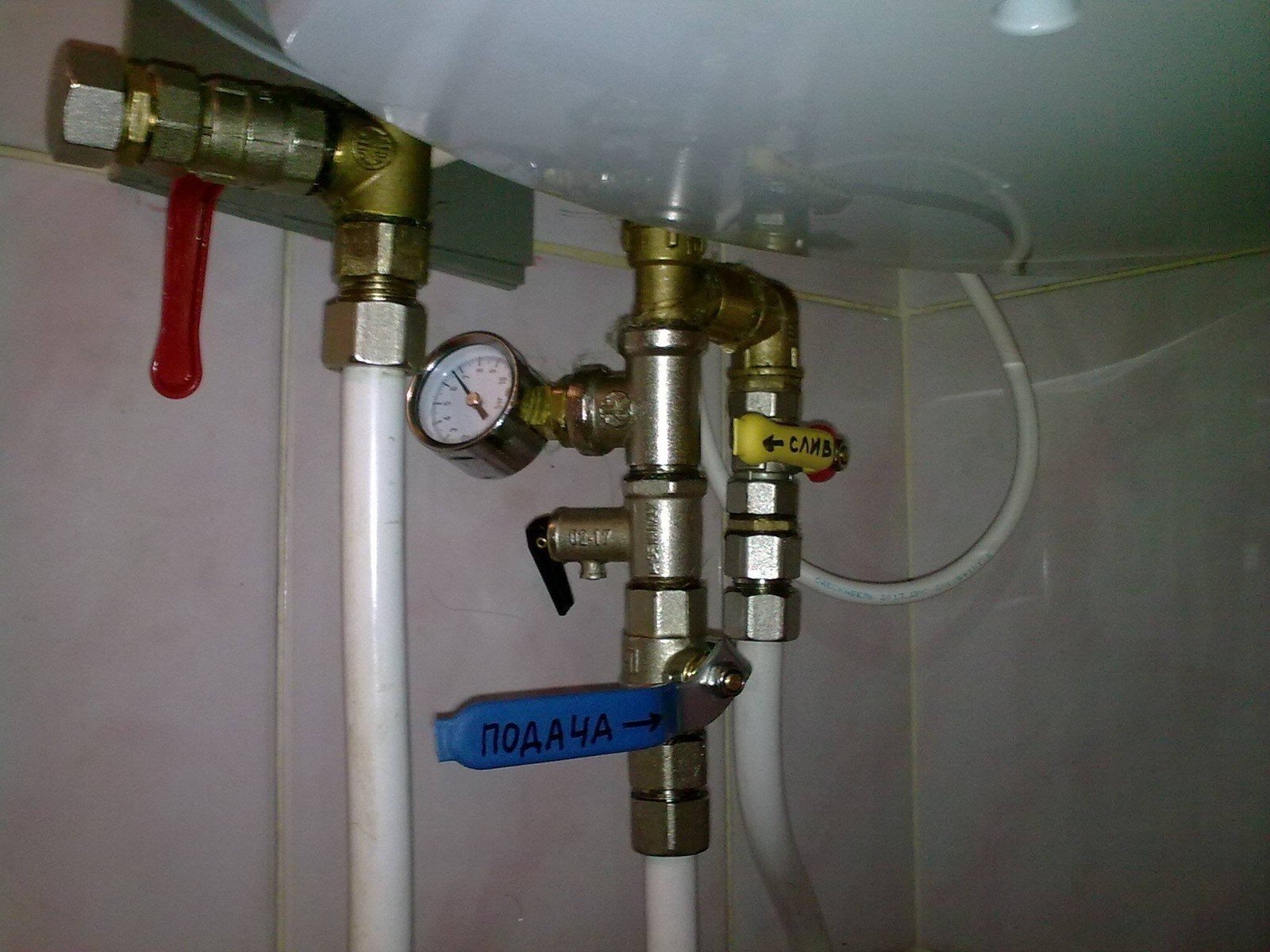 Резервуар для слива воды из клапана бойлера