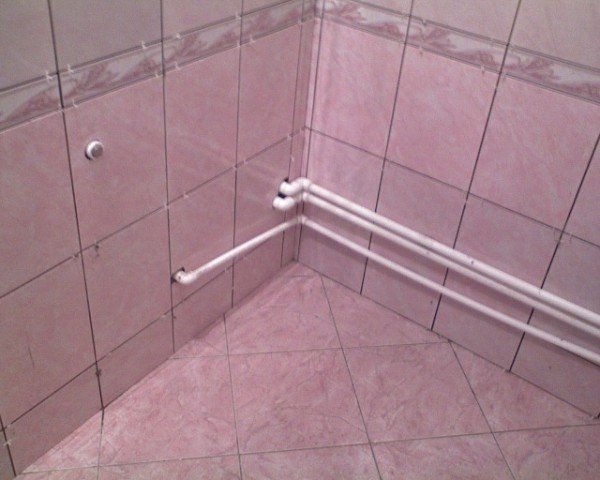 Трубы сверху плитки в ванной