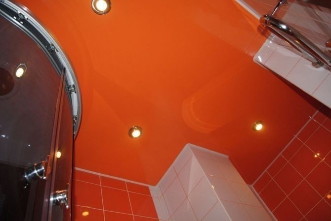 Потолок оранжевый в ванную