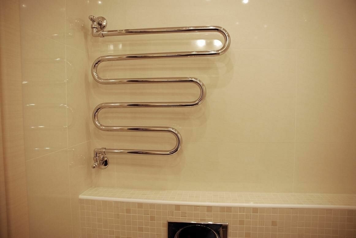 Монтаж водяного полотенцесушителя в ванной