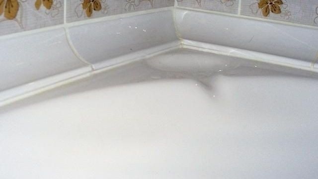 Чем можно заделать стык между ванной и плиткой самостоятельно