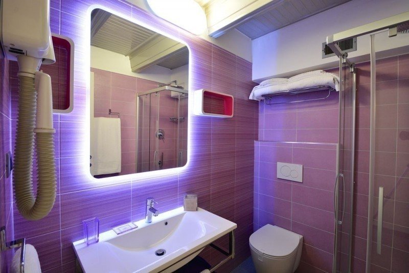 Пример яркого освещения в маленькой ванной