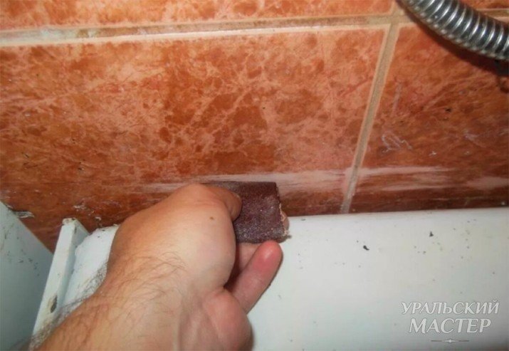 Очистка швов между кафельными плитками в ванной