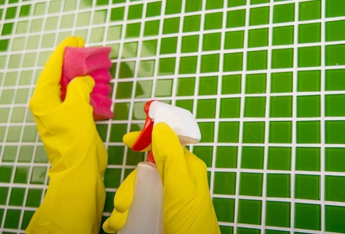 Очистить губкой плитку в ванной