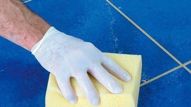 Маленькие хитрости, как бережно и эффективно очистить плитку от клея