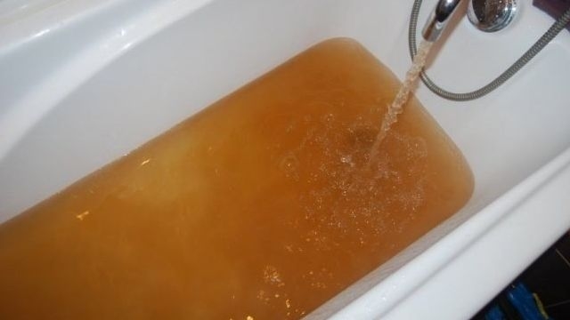 Как очистить ванну от желтого налета в домашних условиях?
