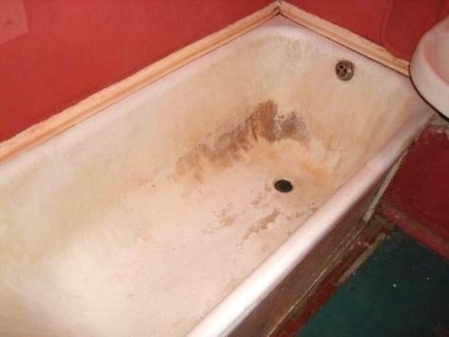 Старая чугунная ванна