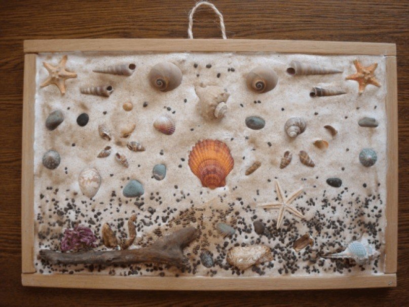 Панно из ракушек и камней и песка