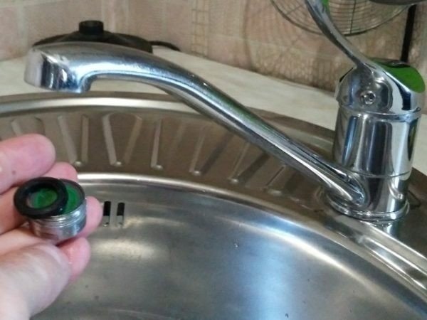 Слабый напор воды в смесителе на кухне
