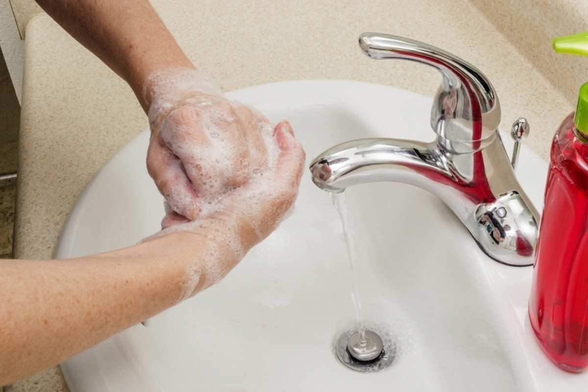 Моет грязные руки