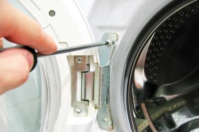 Снятие петли дверцы стиральной машины индезит
