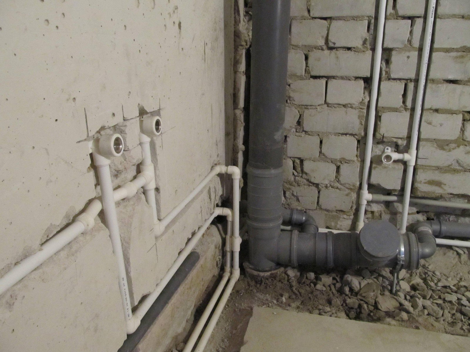 Прокладка канализационных труб в ванной