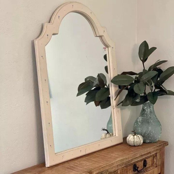 Большое зеркало с деревянной рамой