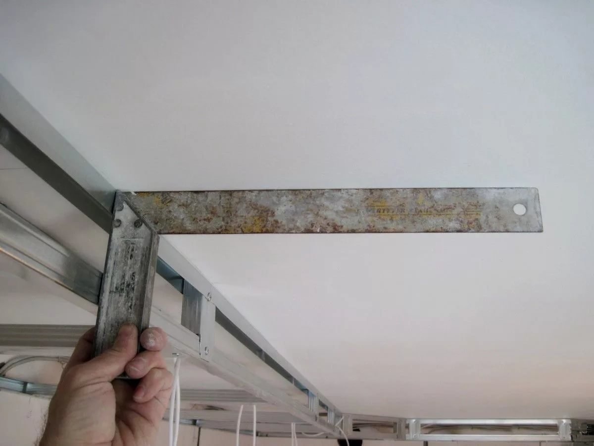 Короб из гипсокартона на потолке под натяжной потолок
